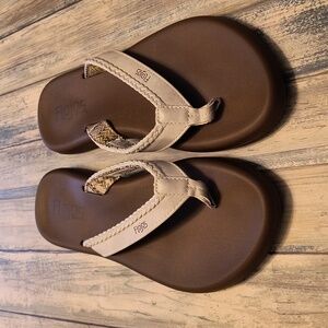 Womens Flojos Comfort Foam Sandals ivory and brown flip flops sandals